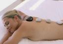 Entspannen und die Wärme wirken lassen - Hot Stone Massage Urban Chili © Flickr
