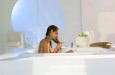 Frau sitzt in der Badewanne