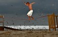 Junger Mann beim Slacklining