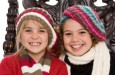 Zwei glückliche Kinder im Winter