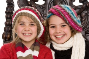Zwei glückliche Kinder im Winter