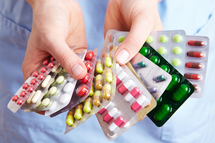 Der Artikel thematisiert den Placebo-Effekt bei Schmerzmitteln.