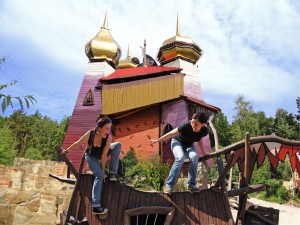 Grüngeringelter Abenteuerfreizeitpark mit märchenhaftem Zauberschloss. Foto: djd/Kulturinsel Einsiedel