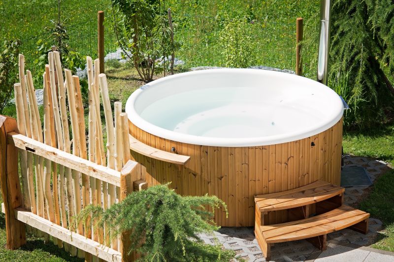 Im Outdoor-Whirlpool Wasser-Wellness im eigenen Garten genießen